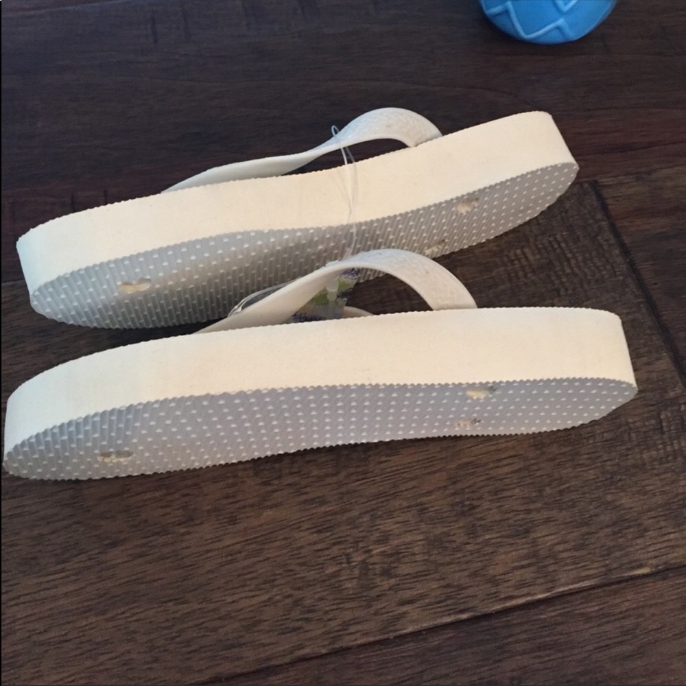 Havaianas White 2inch platform sandals- Size 6 🤍